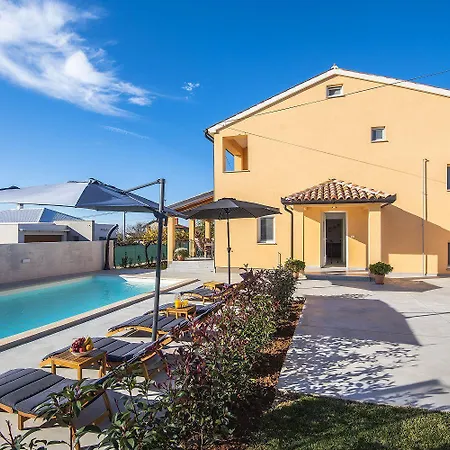 Hébergement de vacances Mit Privatem Pool, Spielplatz, Wlan, Klima, Bbq Pula