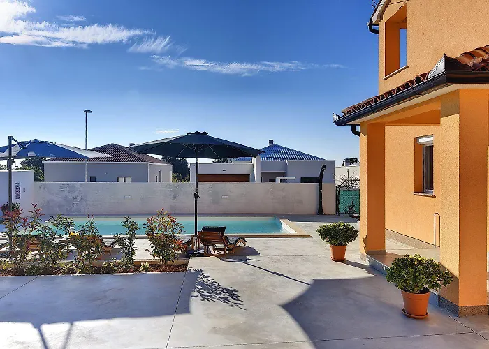 Mit Privatem Pool, Spielplatz, Wlan, Klima, Bbq * Pula