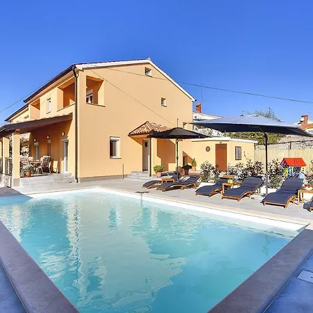 Mit Privatem Pool, Spielplatz, Wlan, Klima, Bbq