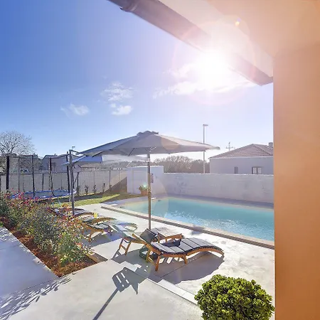 Mit Privatem Pool, Spielplatz, Wlan, Klima, Bbq Pula