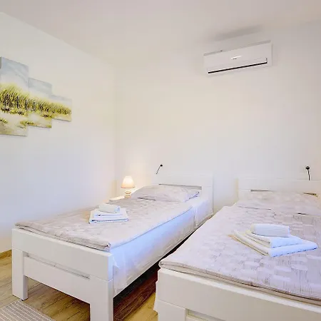 Mit Privatem Pool, Spielplatz, Wlan, Klima, Bbq Holiday home