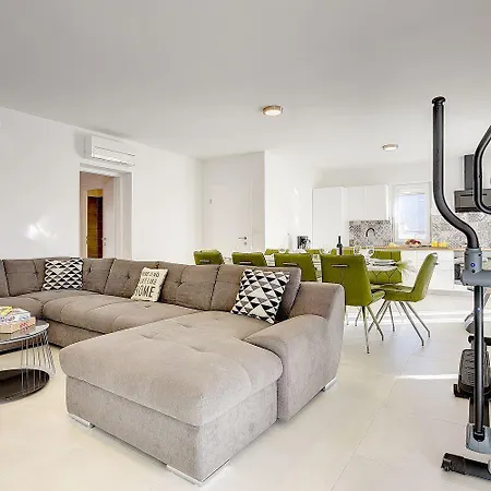 Mit Privatem Pool, Spielplatz, Wlan, Klima, Bbq Holiday home Pula