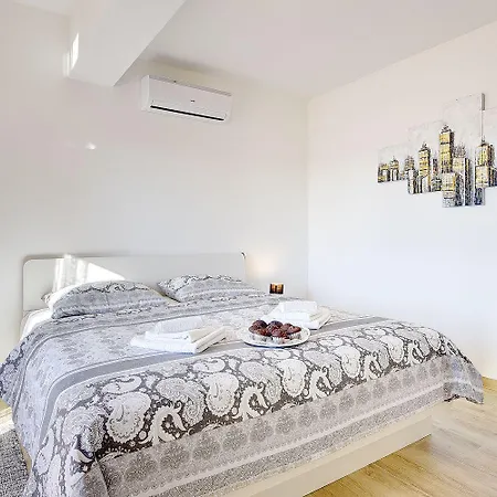 Mit Privatem Pool, Spielplatz, Wlan, Klima, Bbq *