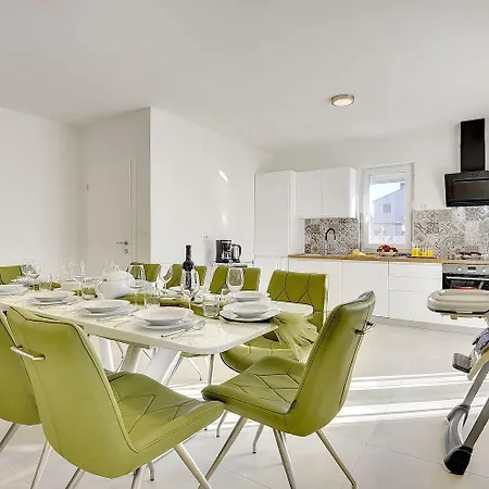 Holiday home Mit Privatem Pool, Spielplatz, Wlan, Klima, Bbq *