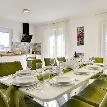 Holiday home Mit Privatem Pool, Spielplatz, Wlan, Klima, Bbq