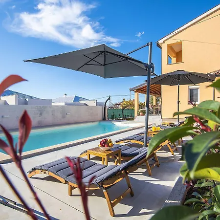 Mit Privatem Pool, Spielplatz, Wlan, Klima, Bbq