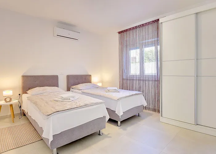 Holiday home Mit Privatem Pool, Spielplatz, Wlan, Klima, Bbq