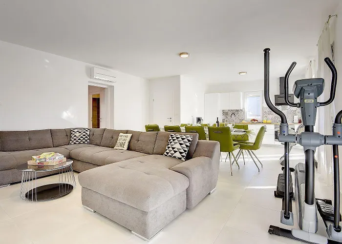 Mit Privatem Pool, Spielplatz, Wlan, Klima, Bbq Holiday home Pula