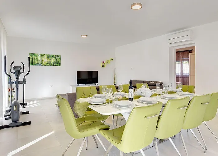 Mit Privatem Pool, Spielplatz, Wlan, Klima, Bbq * Pula