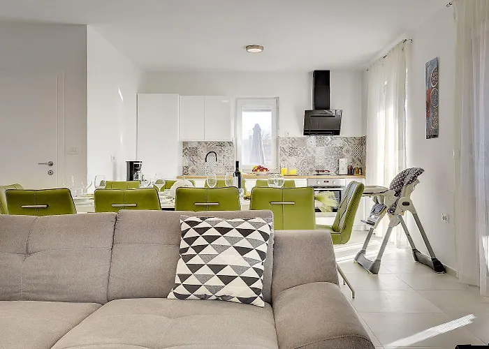 Mit Privatem Pool, Spielplatz, Wlan, Klima, Bbq * Pula