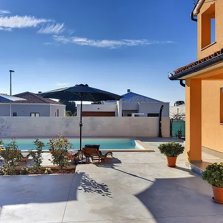 Mit Privatem Pool, Spielplatz, Wlan, Klima, Bbq * Pula