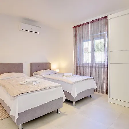 Dom wakacyjny Mit Privatem Pool, Spielplatz, Wlan, Klima, Bbq