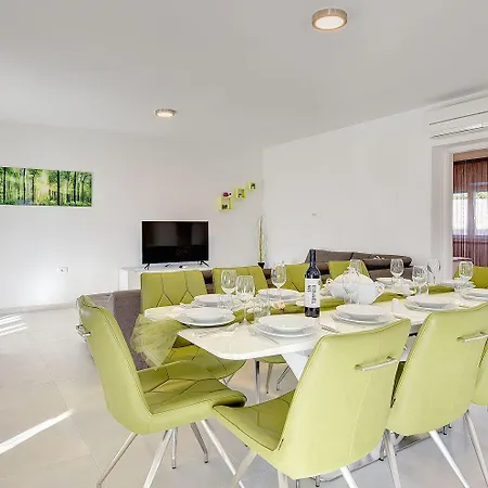 Mit Privatem Pool, Spielplatz, Wlan, Klima, Bbq * Pula