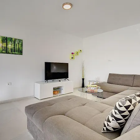 Mit Privatem Pool, Spielplatz, Wlan, Klima, Bbq