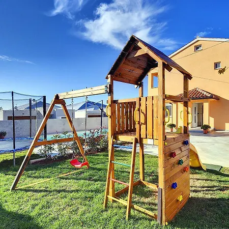 Mit Privatem Pool, Spielplatz, Wlan, Klima, Bbq *